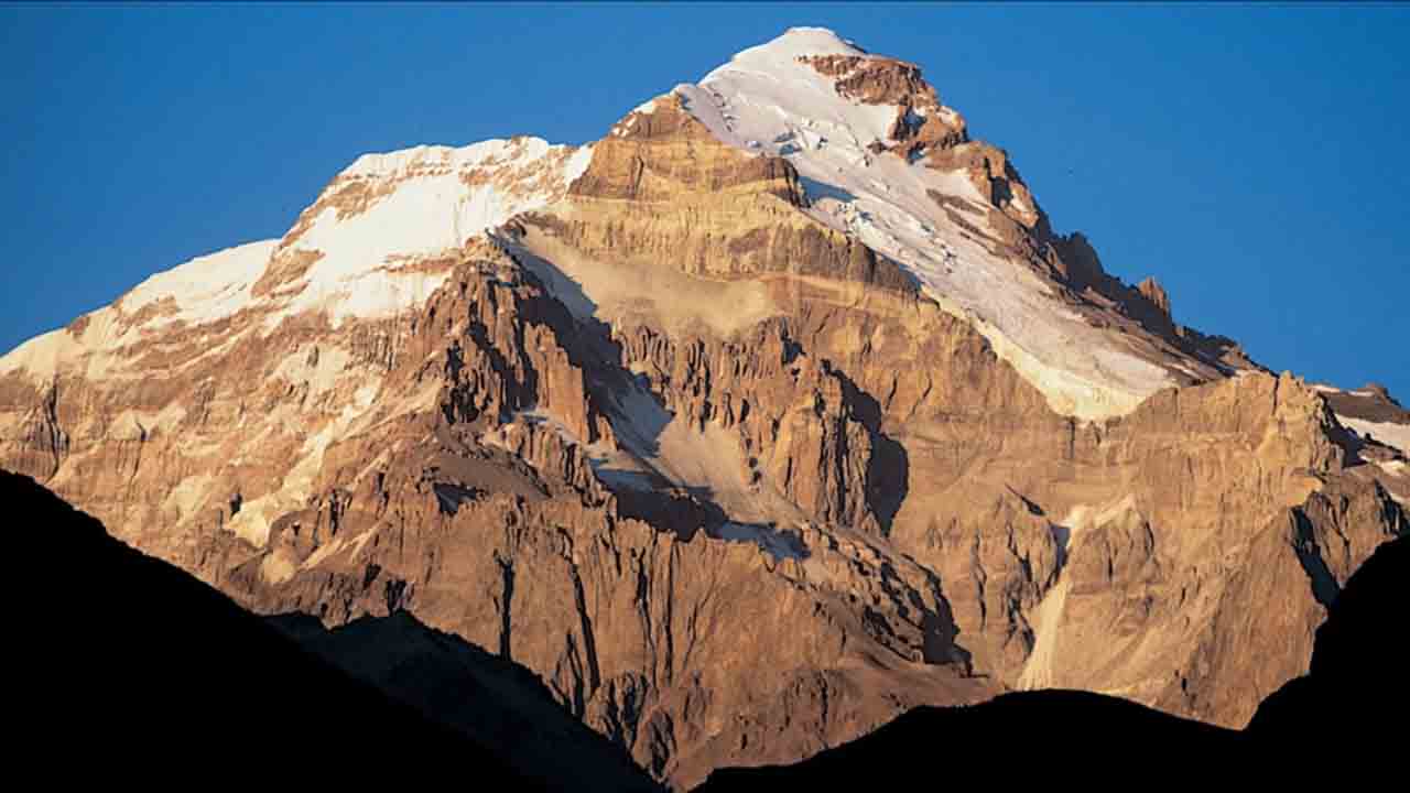 Gunung Aconcagua adalah gunung tertinggi di Benua Amerika dan masih termasuk rangkaian pegunungan Andes